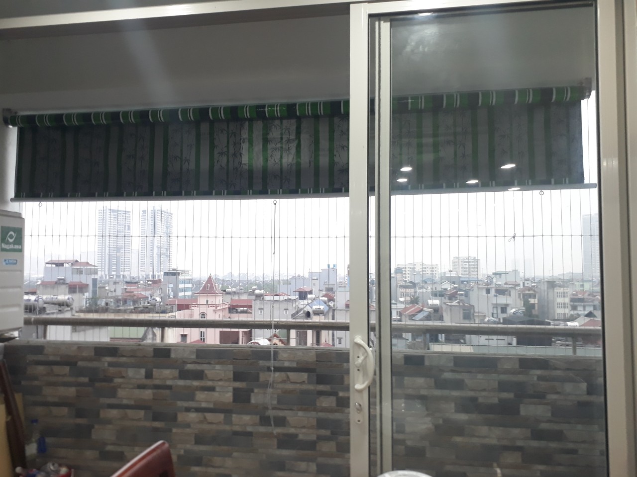 Lắp rèm cuốn chống nắng mưa ban công chung cư tại Thanh xuân
