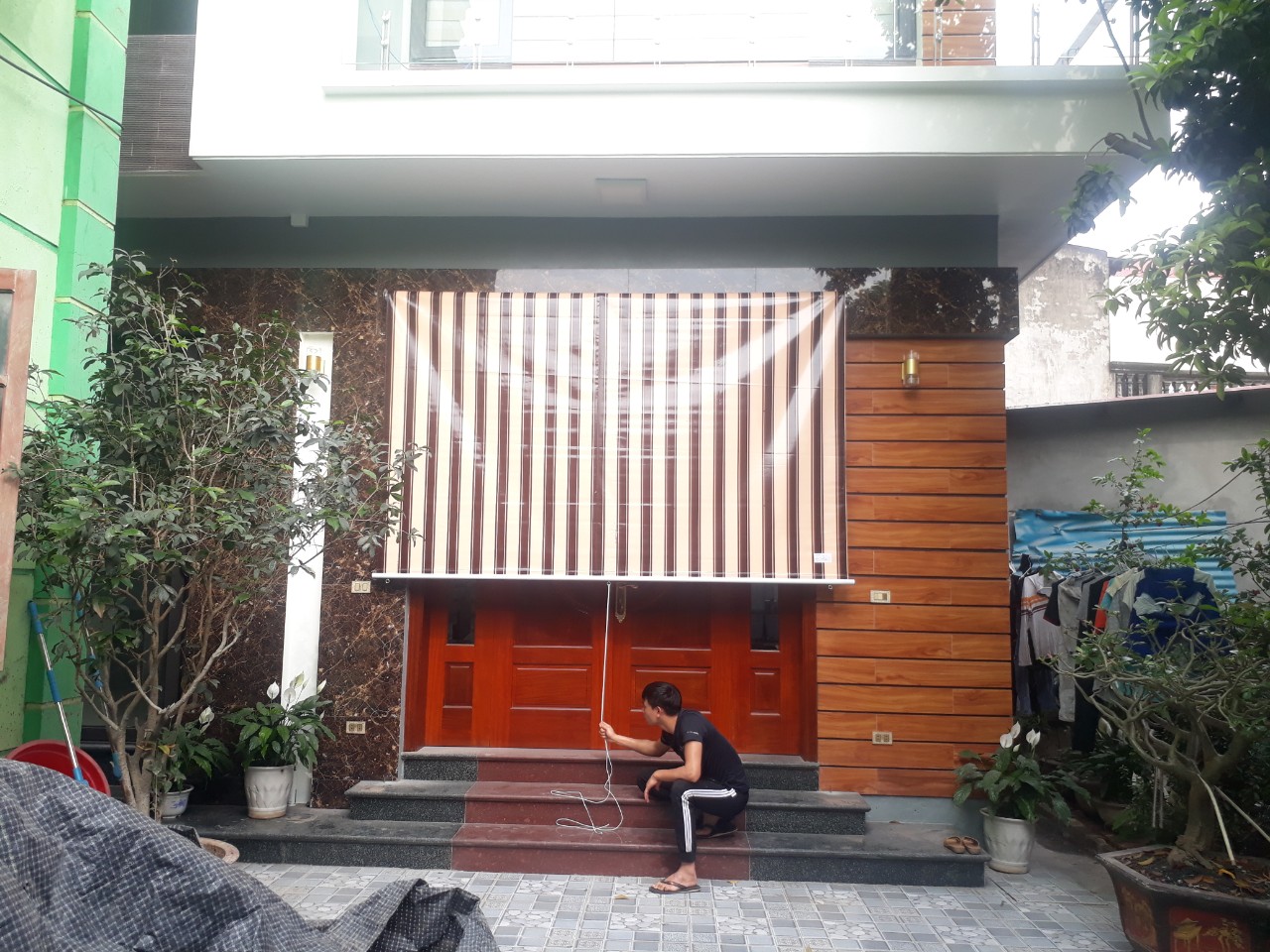 Rèm che nắng trước nhà ngoài sân tại Xuân khanh, Sơn tây