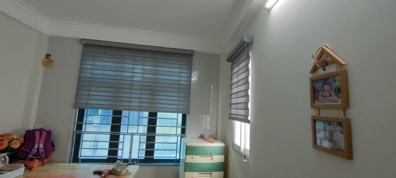 Lắp rèm cửa sổ cuốn cầu vồng màu ghi ở Tân mai, Hoàng mai