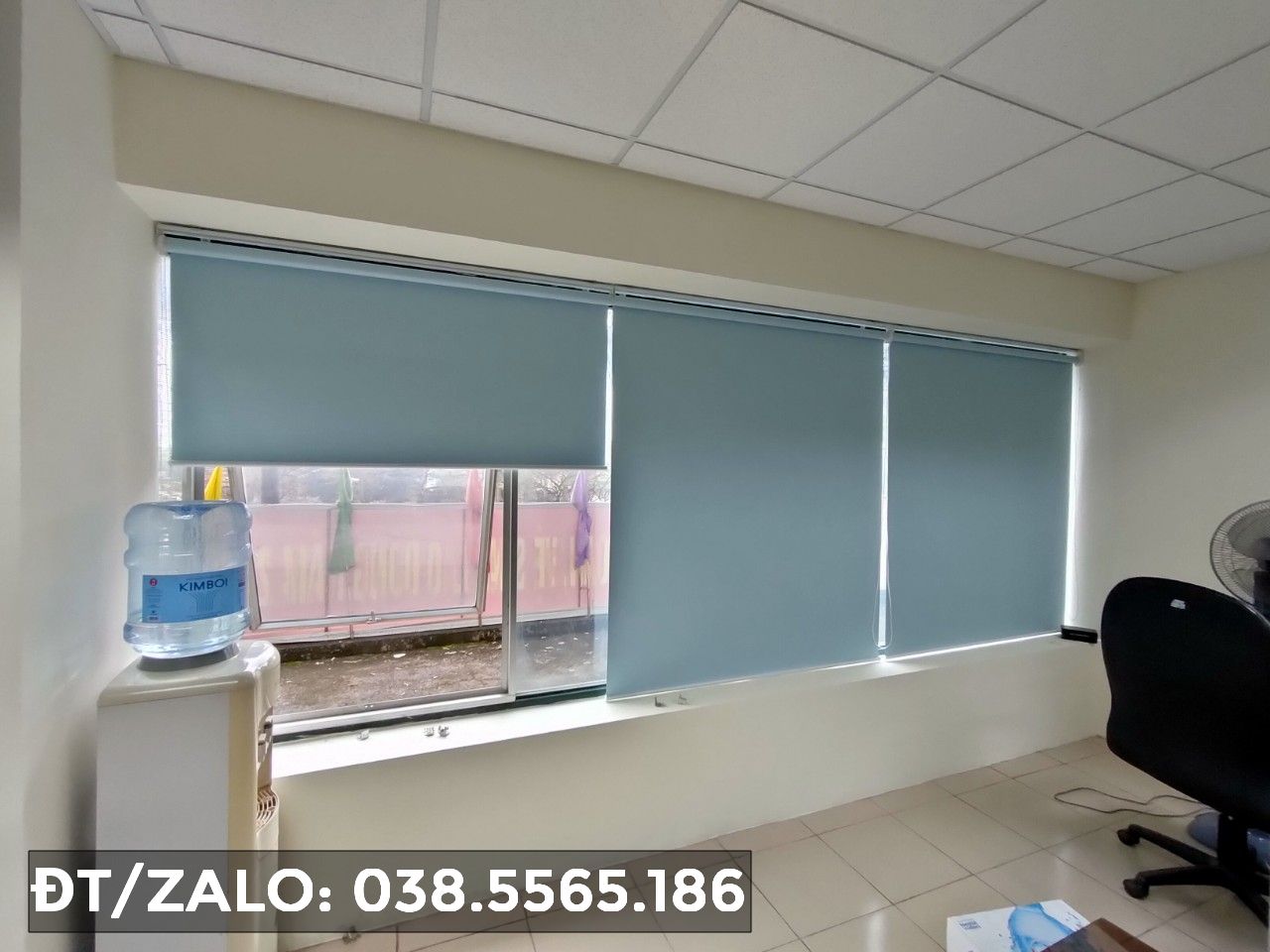 Rèm giá rẻ che nắng cửa sổ lớp học, tấm rèm cuốn trơn