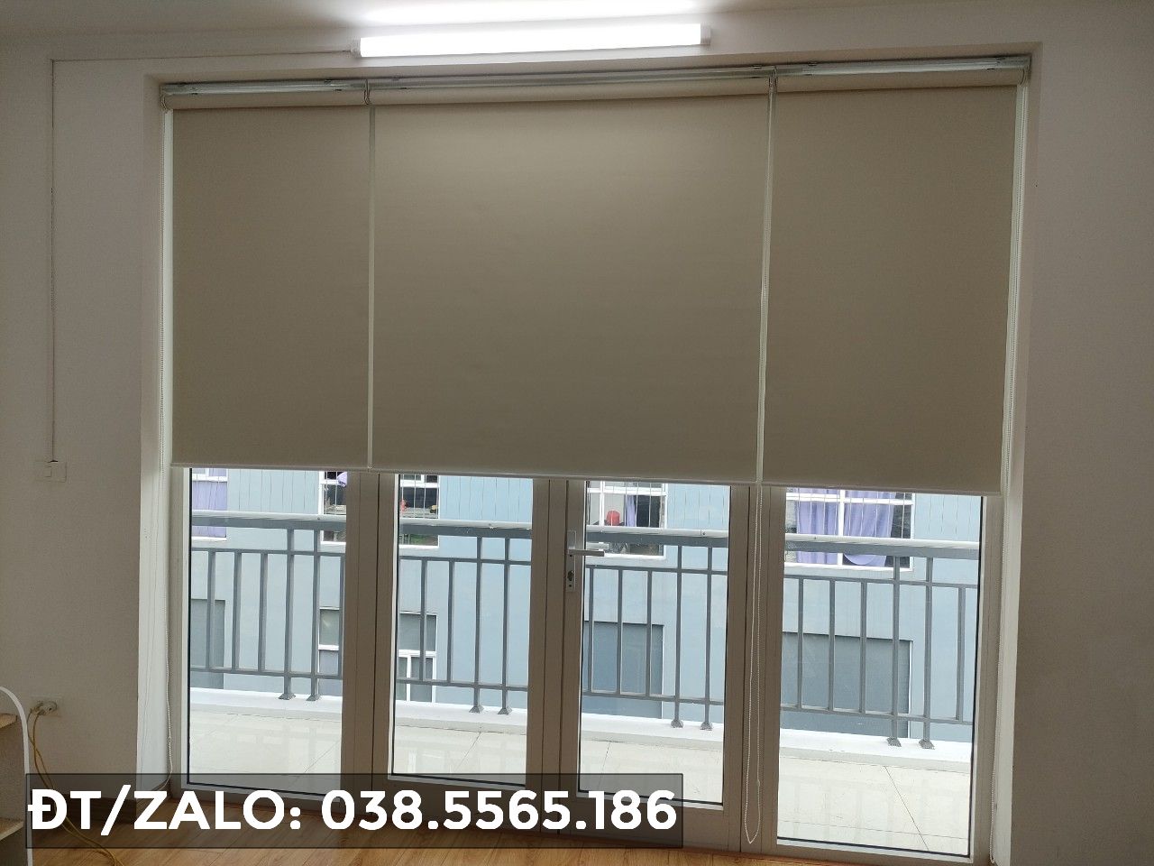 Rèm giá rẻ che nắng cửa sổ lớp học, tấm rèm cuốn trơn