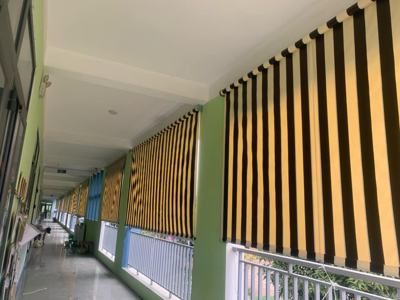 Lắp bạt thả che mưa nắng cho nhà hàng tại xã Bản Nguyên – Phú Thọ