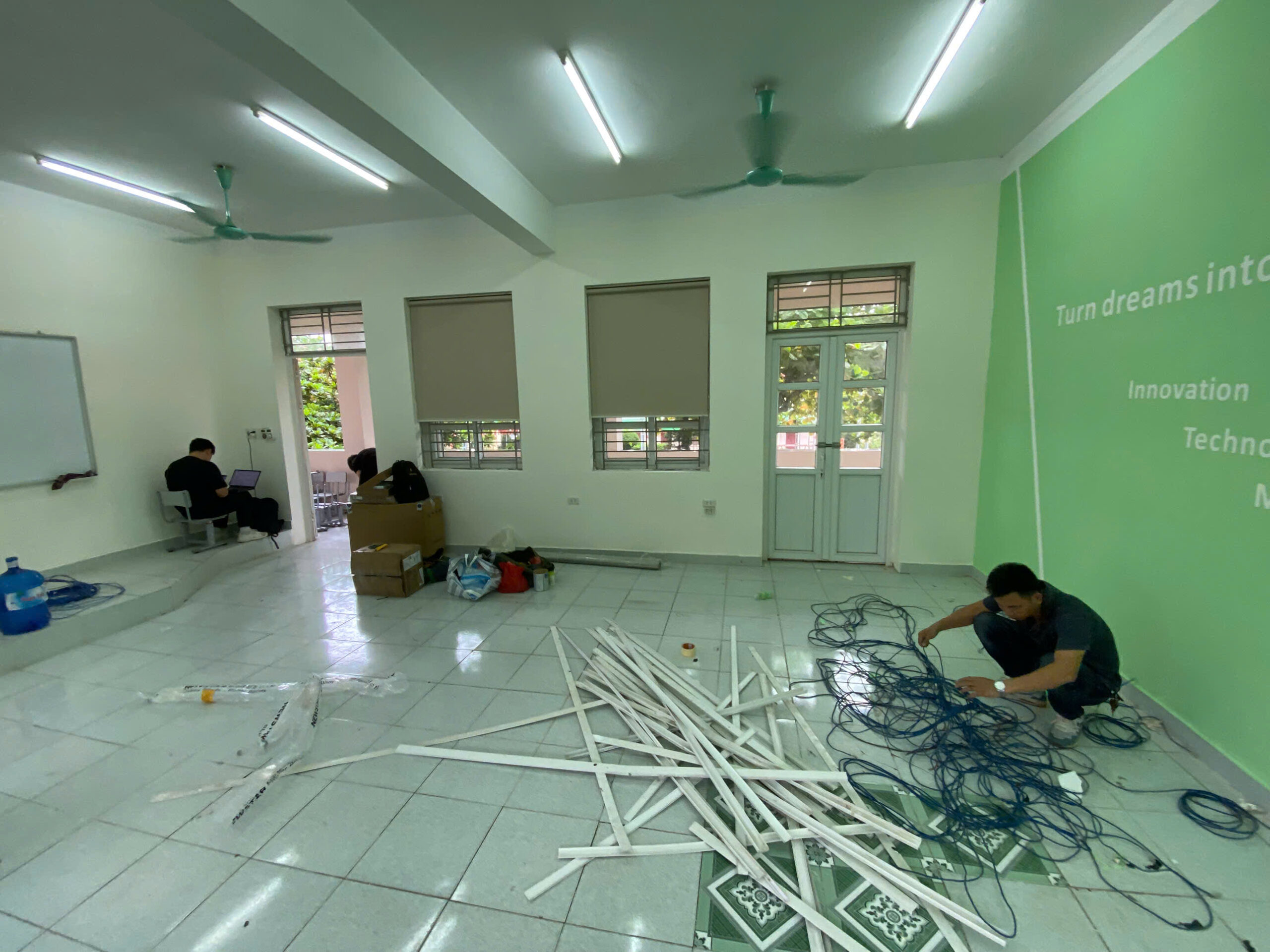 Thay khung rèm bị gãy và thanh trượt treo rèm cửa